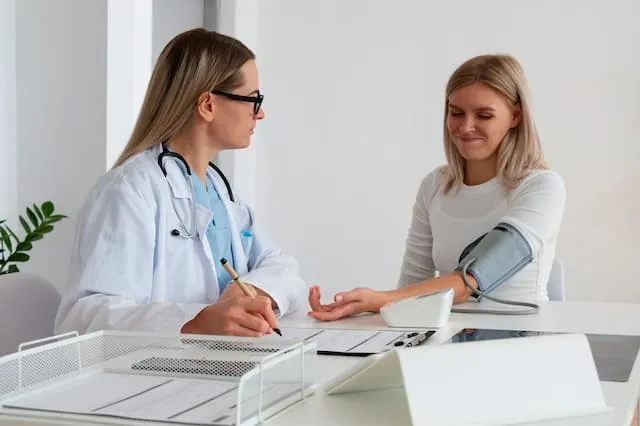 женщина разговаривает с врачом-наркологом в Одессе